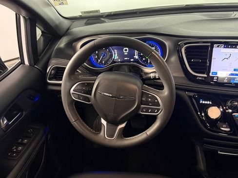 Used 2025 Chrysler Pacifica Select FWD image 16