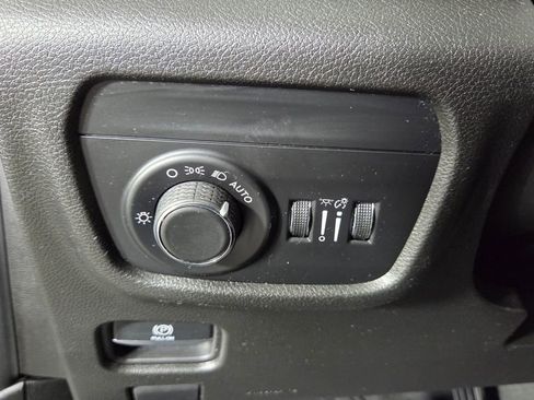 Used 2023 Jeep Grand Cherokee Laredo image 18