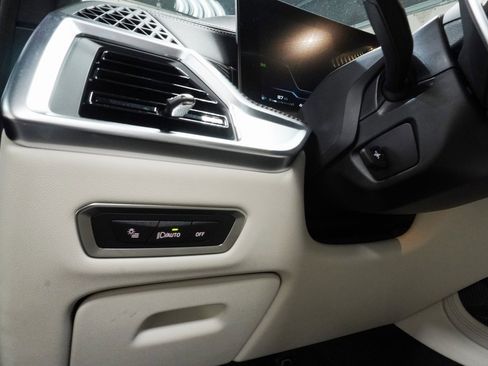 Used 2025 BMW X7 M60i image 27