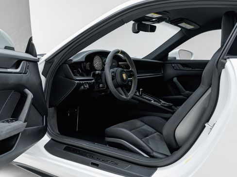 Used 2023 Porsche 911 Carrera GTS RWD image 3
