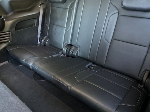 Used 2017 GMC Yukon SLT image 16