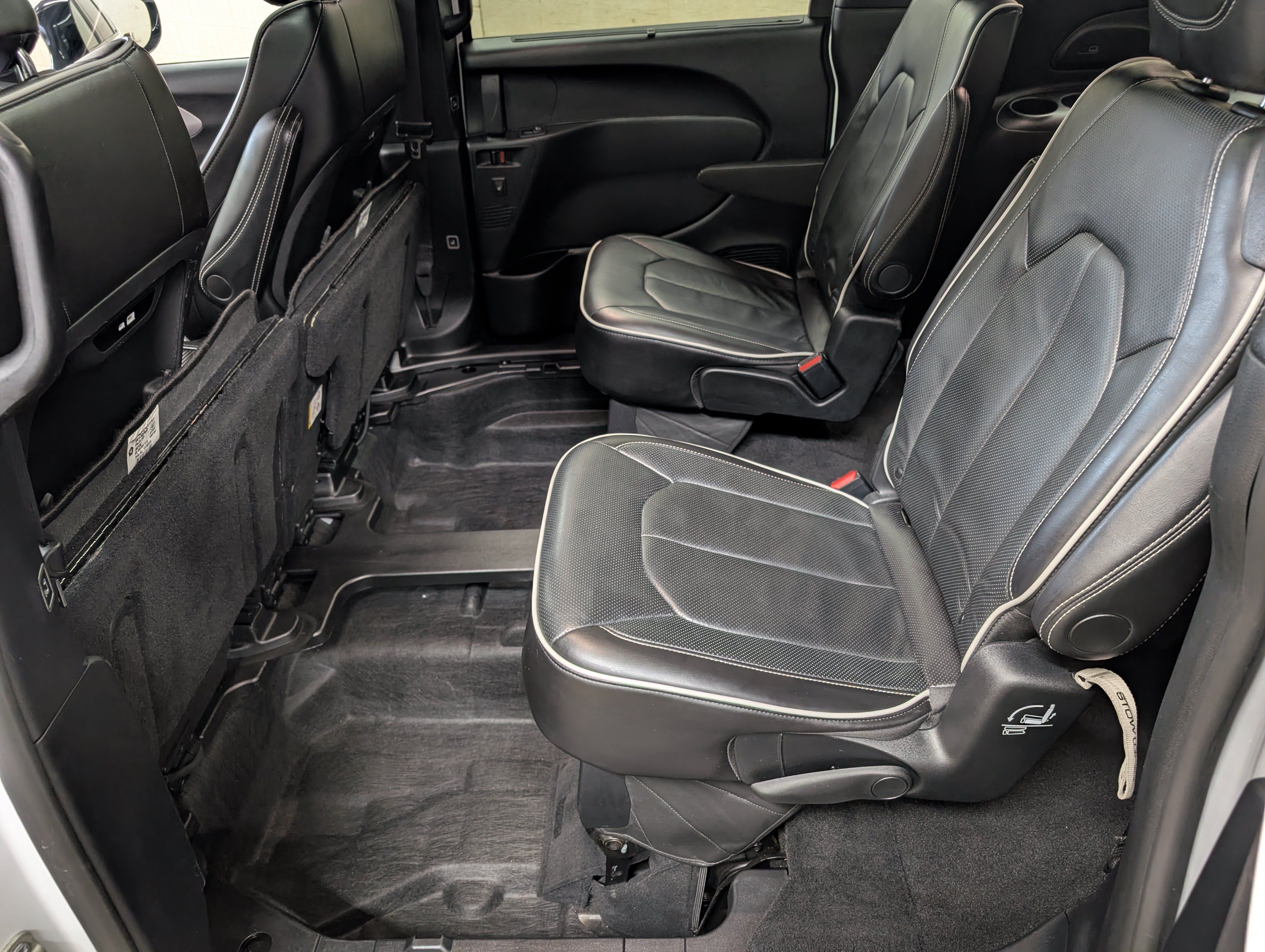 Used 2025 Chrysler Pacifica Limited FWD image 8