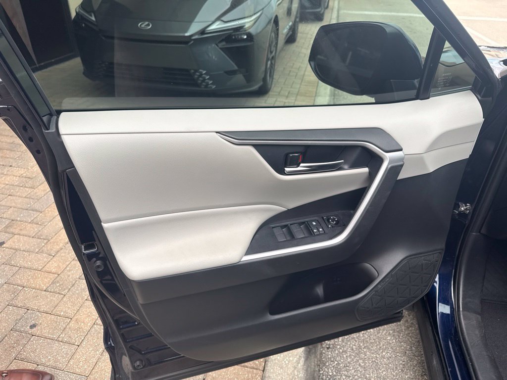Used 2021 Toyota RAV4 XLE w/ Convenience Package FWD image 22