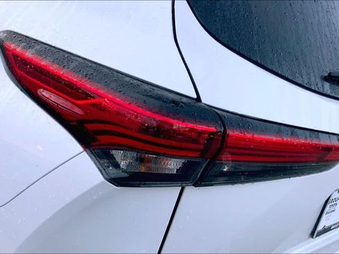 Used 2023 Toyota Highlander XLE FWD image 25