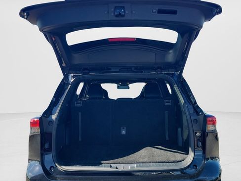 Used 2022 Toyota Highlander XSE FWD image 9