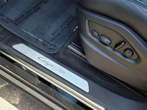 Used 2022 Porsche Cayenne w/ Premium Package image 18