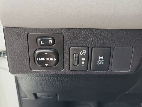 Used 2015 Toyota RAV4 Limited FWD image 30
