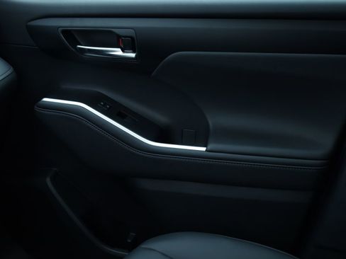 Used 2025 Toyota Highlander XLE image 10