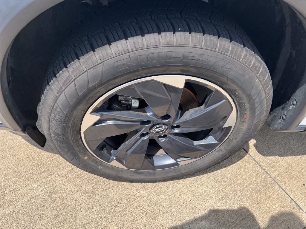 Used 2024 Nissan Rogue SV FWD image 9
