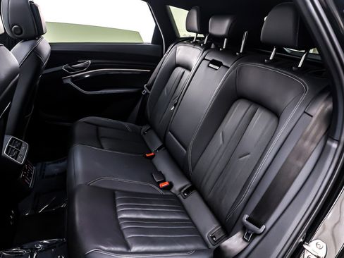 Used 2022 Audi e-tron Premium Plus w/ Premium Plus Package image 9