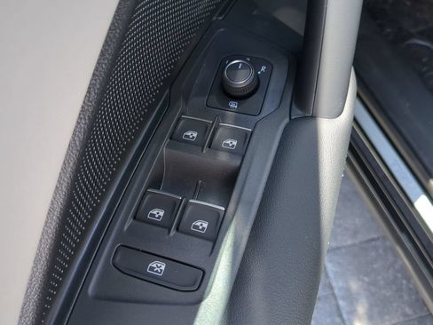 New 2026 Volkswagen Tiguan SE FWD image 18