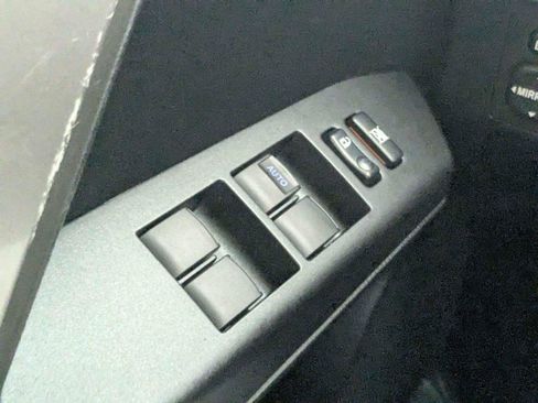 Used 2018 Toyota RAV4 XLE FWD image 16