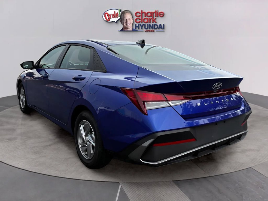 Used 2025 Hyundai Elantra SE FWD image 3
