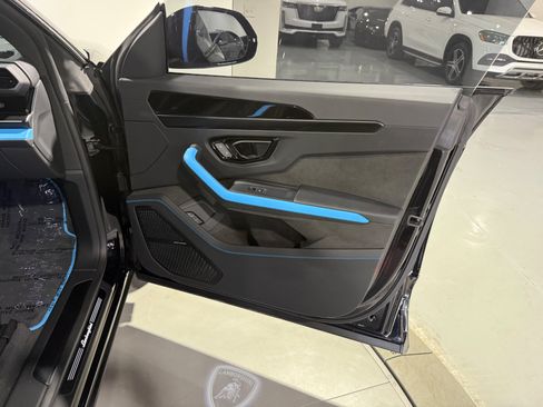 Used 2025 Lamborghini Urus SE AWD/4WD image 43