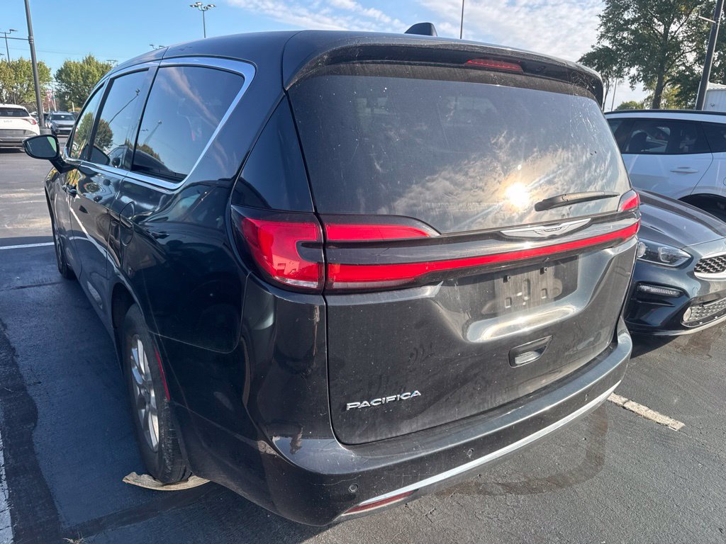 Used 2024 Chrysler Pacifica Touring-L FWD image 4