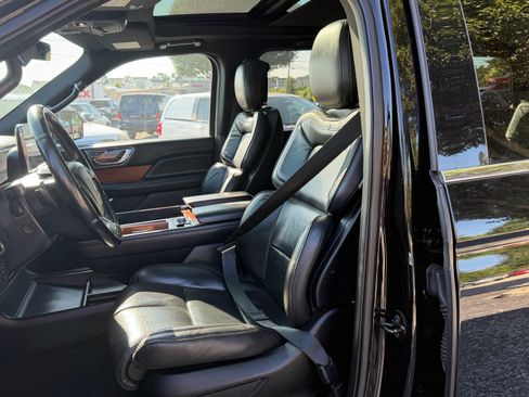 Used 2018 Lincoln Navigator Select AWD/4WD image 17