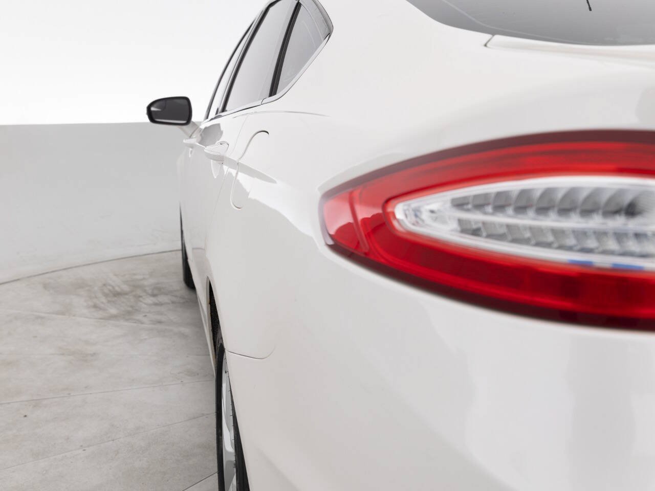 Used 2014 Ford Fusion SE FWD image 13