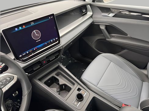 New 2026 Volkswagen Tiguan SE R-Line AWD/4WD image 16
