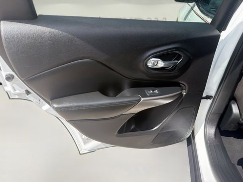Used 2019 Jeep Cherokee Latitude w/ Popular Appearance Group AWD/4WD image 24