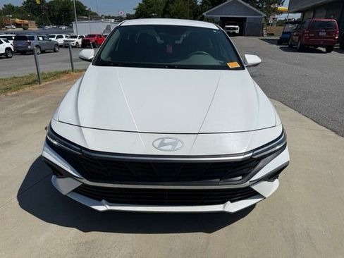 Used 2024 Hyundai Elantra SE FWD image 3