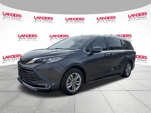 Used 2025 Toyota Sienna Limited image 7