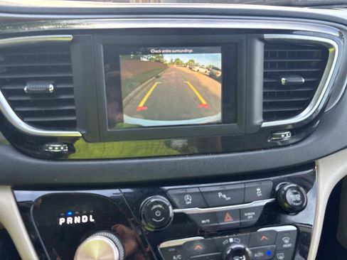 Used 2020 Chrysler Pacifica Touring-L FWD image 26