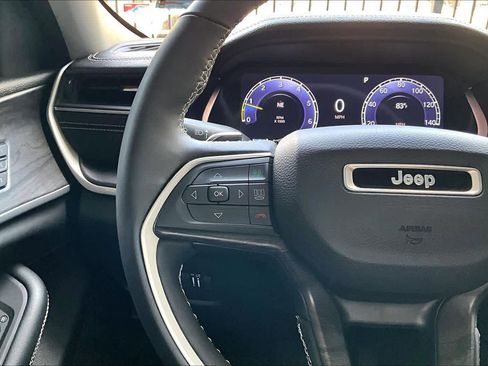 Used 2023 Jeep Grand Cherokee Limited image 23