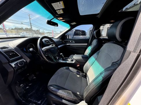Used 2017 Ford Explorer XLT w/ Equipment Group 202A image 13