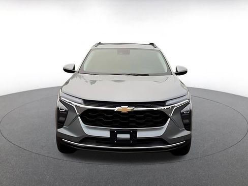 Used 2025 Chevrolet Trax LT w/ LT Convenience Package image 4