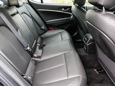 Used 2025 Genesis G70 2.5T image 17