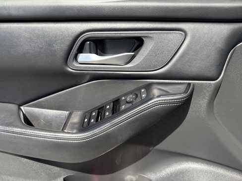 Used 2025 Nissan Rogue SV FWD image 18