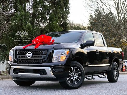 Used 2022 Nissan Titan SV image 2