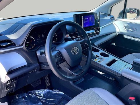 Certified 2025 Toyota Sienna LE FWD image 17