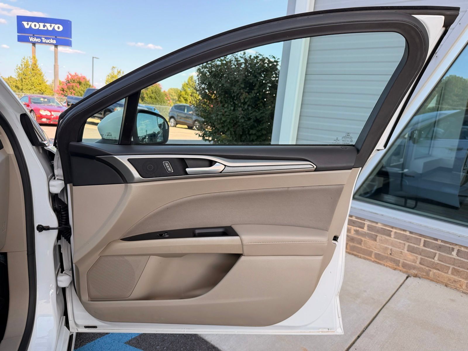 Used 2017 Ford Fusion SE FWD image 19