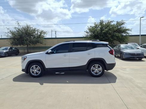 Used 2022 GMC Terrain SLE w/ Driver Convenience Package FWD image 2