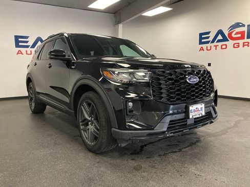 Used 2025 Ford Explorer ST-Line w/ ST-Line Street Pack AWD/4WD image 2