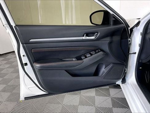 Used 2023 Nissan Altima 2.5 SR FWD image 22