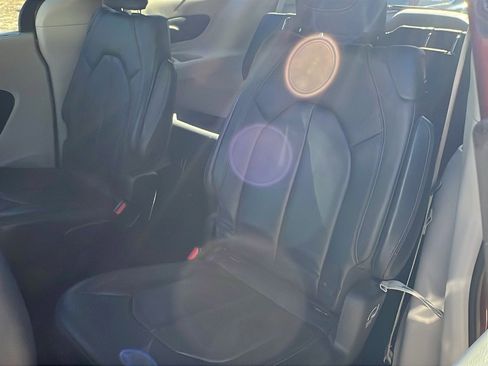 Used 2018 Chrysler Pacifica Touring-L image 23