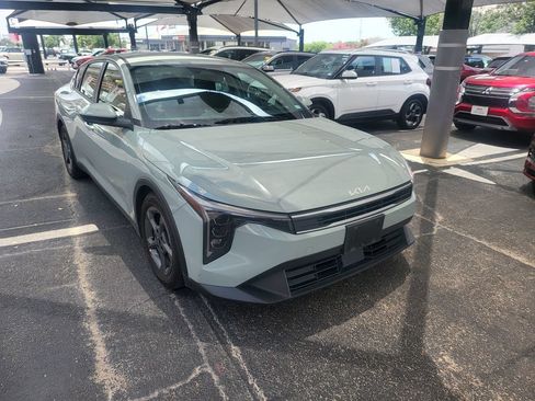 Used 2025 Kia K4 FWD image 2