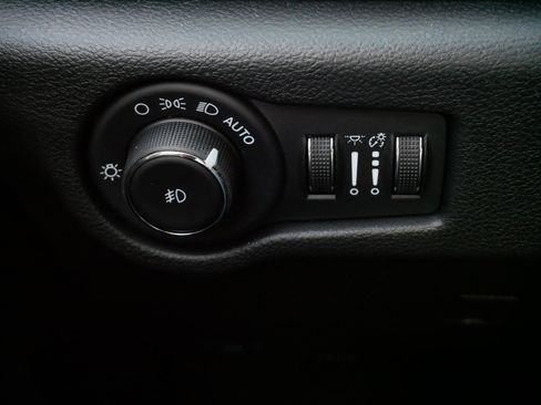 Used 2026 Chrysler Pacifica Select image 26