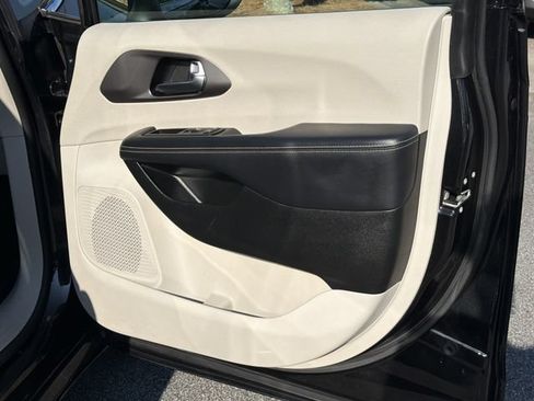Used 2023 Chrysler Pacifica Touring-L FWD image 16