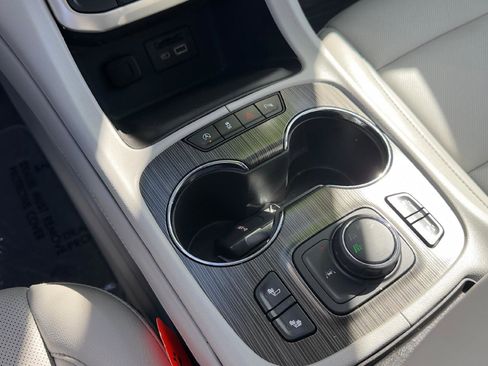 Used 2023 GMC Acadia SLT image 16