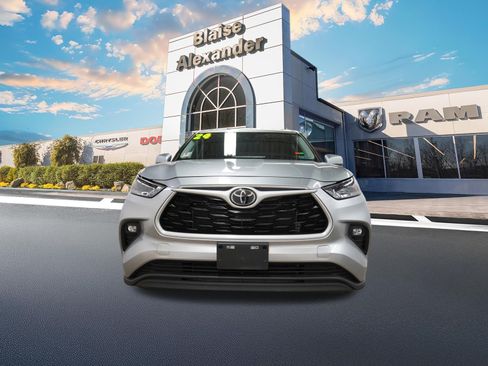 Used 2024 Toyota Highlander LE image 3