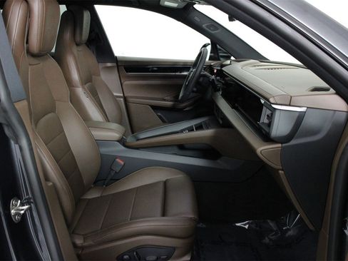 Used 2025 Porsche Macan 4 Electric image 29