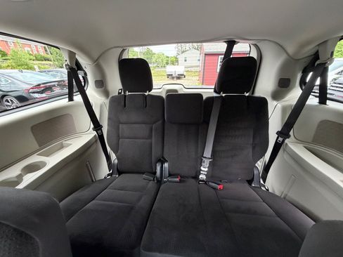 Used 2019 Dodge Grand Caravan SE FWD image 18