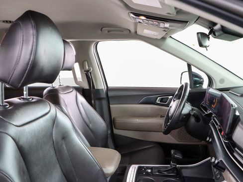 Used 2025 Kia Carnival image 27