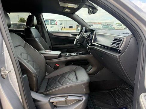 Used 2024 Volkswagen Atlas Cross Sport SE image 3