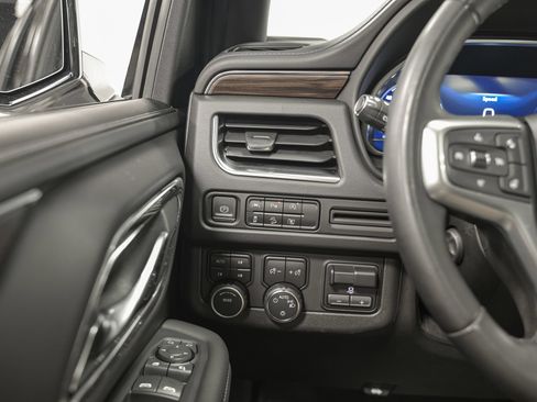 Used 2023 Chevrolet Tahoe Z71 w/ Luxury Package AWD/4WD image 18