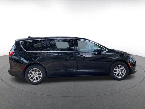 Used 2024 Chrysler Voyager LX image 8