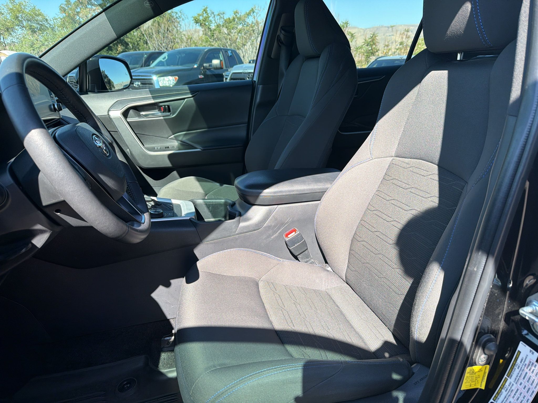 Used 2022 Toyota RAV4 SE w/ Convenience Package AWD/4WD image 2
